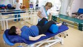 Ejercicios de rehabilitación para personas con esclerosis múltiple, que se beneficiarán de las ayudas.