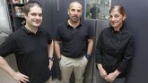 La cocinera Eva Freire, junto a sus compañeros del comedor universitario: Joaquín Chica (en el centro) y José Manuel Rodríguez