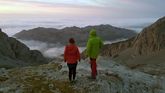 Dos montañeros contemplan las vistas desde la vega del Urriellu, en Picos de Europa