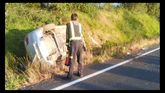 Accidente en AC-231, altura de Foxados, Curtis. Salida de Vía. Un herido pronóstico reservado. Trasladado por 061. GES Curtis, Bomberos Betanzos y G. Civil Tráfico.