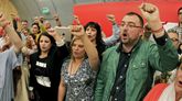 El alcalde de Laviana, Adrián Barbón (d), tras ser elegido nuevo secretario general de la FSA-PSOE en las elecciones primarias, con Adriana Lastra y Gimena Llamedo