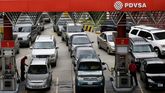Colas de hasta tres horas. Ese es el tiempo que hay que esperar en las gasolineras que todavía están en servicio