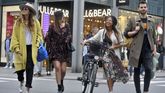 Un grupo de jóvenes coruñeses frente al Pull & Bear de la plaza de Lugo, uno de los puntos en los que es más evidente el cambio