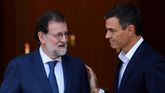 Rajoy y Sánchez, se saludan tras el debate de la moción de censura