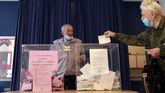 Una mujer introduciendo su voto en las elecciones de Serbia del pasado domingo
