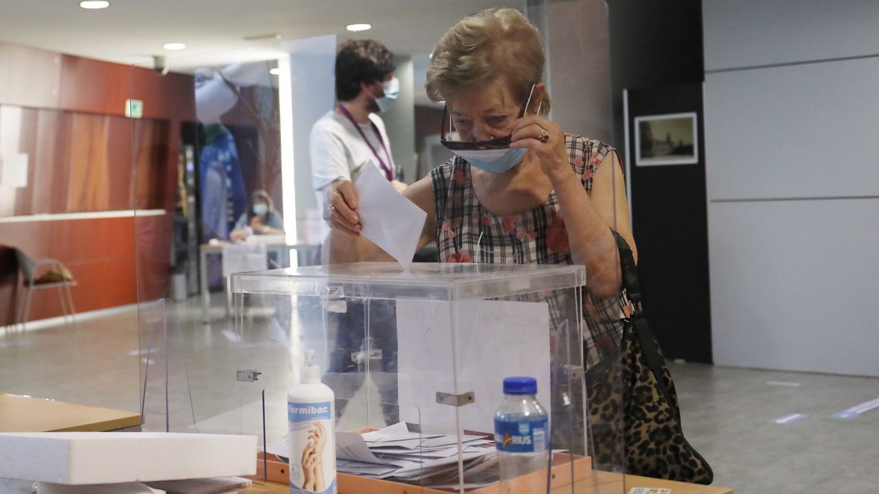 Colas ante el pabellón municipal de Milladoiro (Ames)