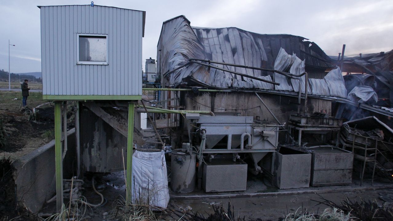 Así amaneció tras el incendio la fábrica de bolsas de papel de Narón