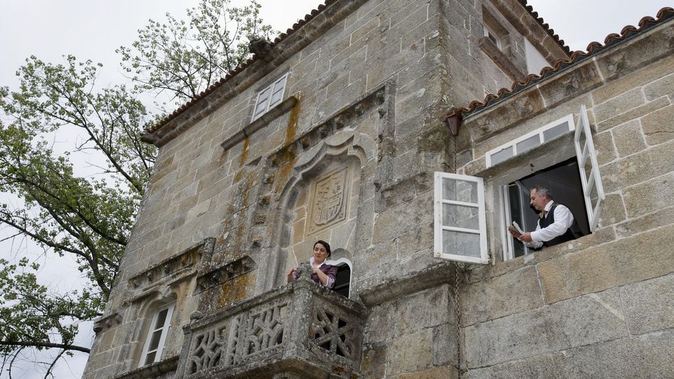 Alumnos de Mazaricos participan nunha visita teatralizada ás Torres do Allo cos Quinquilláns