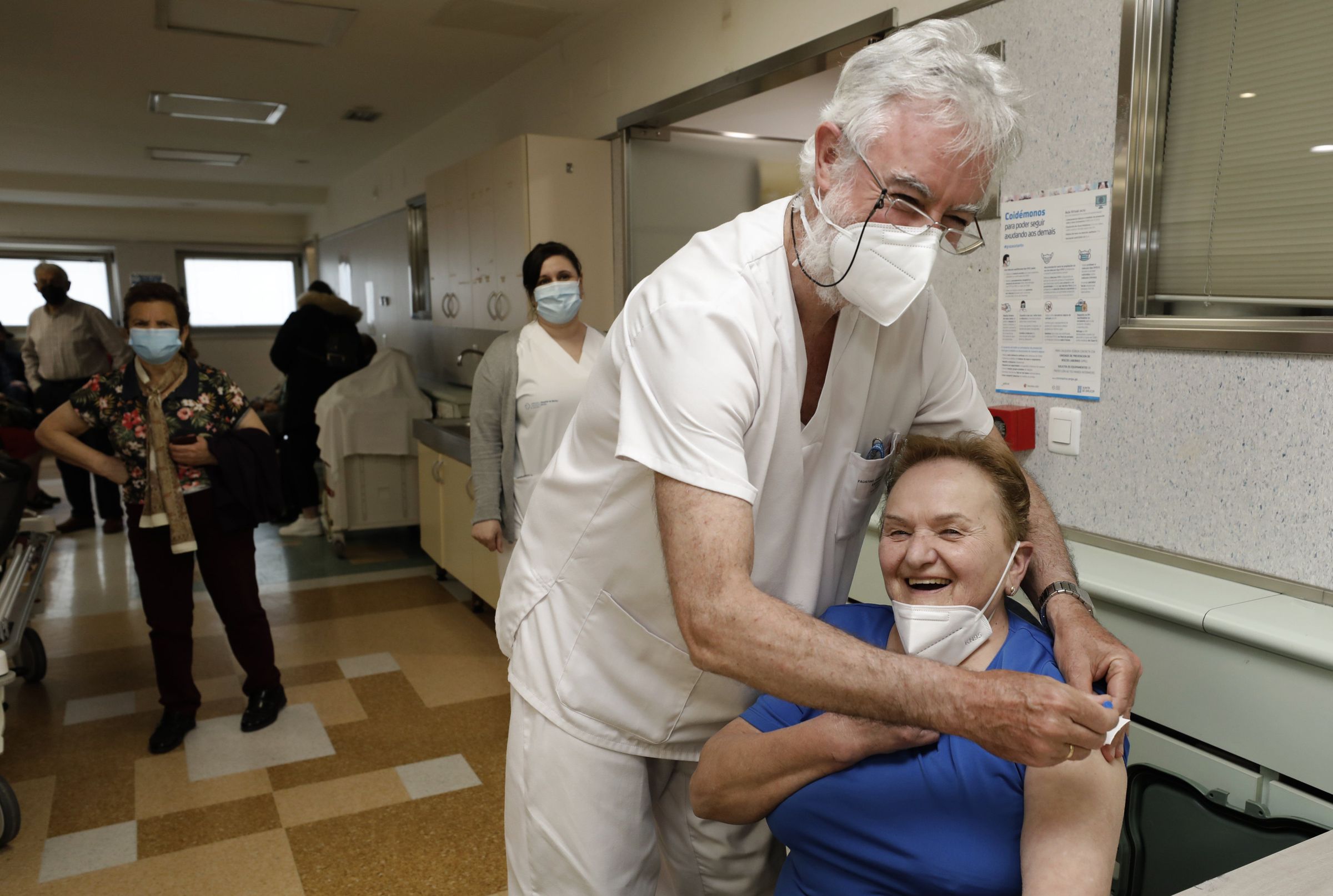 Vacunacin en el Hospital Pblico da Maria en Burela. Momento distendido en la que una vecina se baja la mascarilla ante la presencia de la fotgrafa para exigir salir guapa. 
