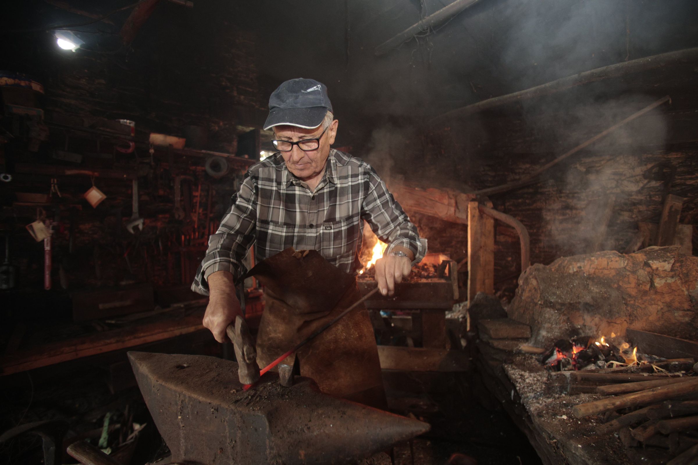Jos Luis Gallego Prez, vecio de Laiosa en O Incio, conservou intactos documentos, ferramentas e obxetos da sa familia con mis de un sculo de histria. 22/11/2024