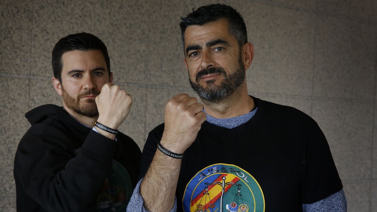 El policÃa nacional Miguel Diz, izquierda, y el guardia civil, AgustÃn Leal, irán a Madrid