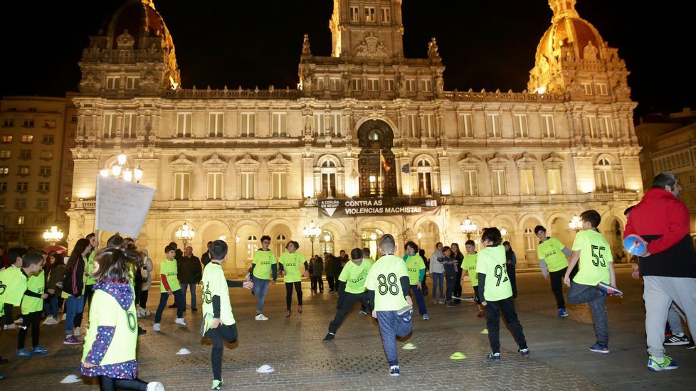 Niños del equipo de fútbol EIRIS entrenando en la plaza de María Pita para protestar por la falta de luz en su campo