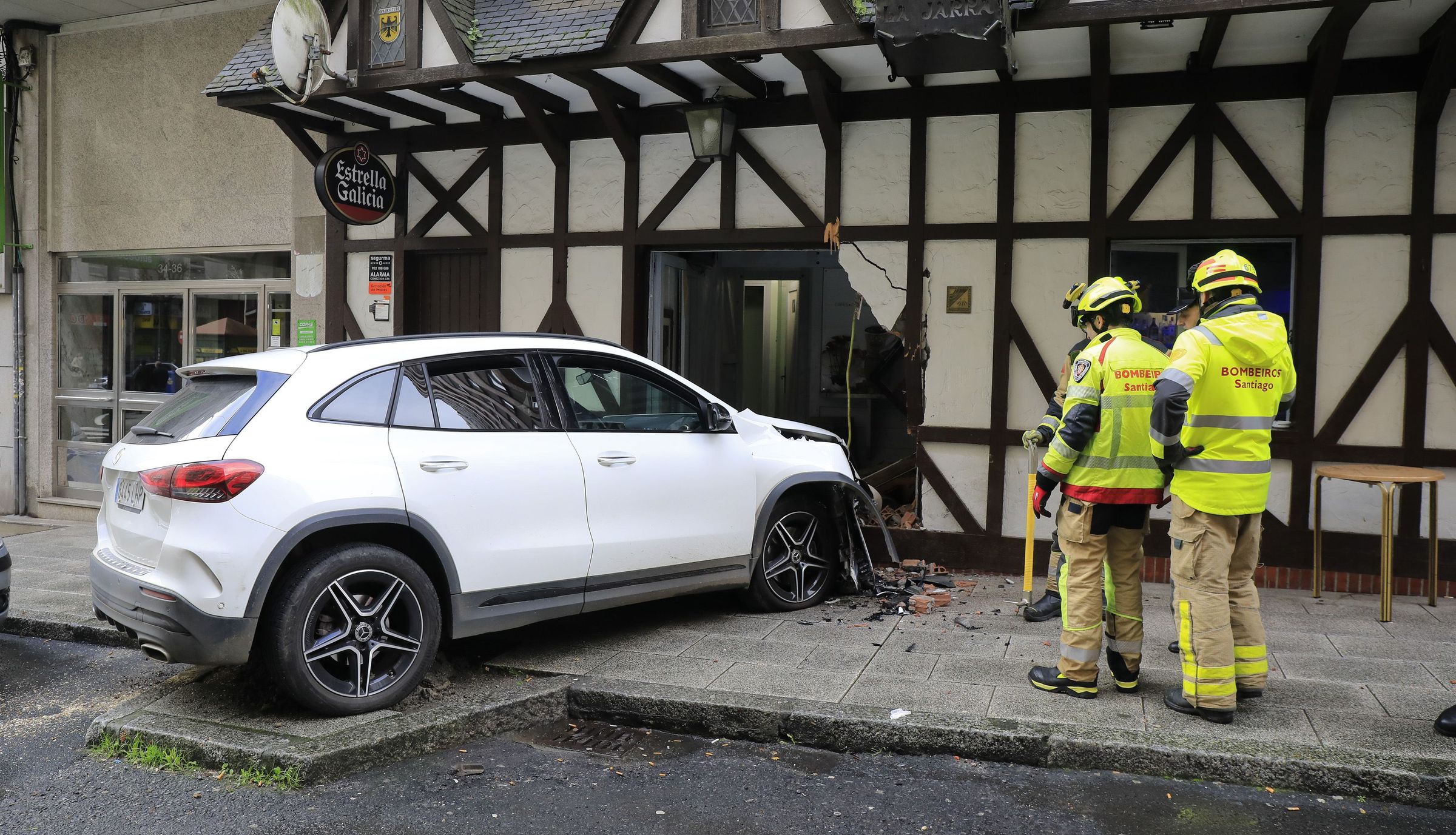 Unha saida de v�a remata cun coche empotrado nunha cervexar�a en Santiago. 14/01/2023