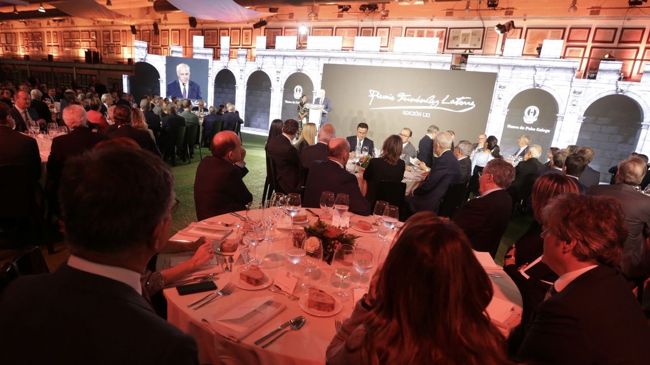 Justo Beramendi, a punto de firmar en el Libro de Oro de La Voz de Galicia, recibe el saludo del editor y presidente de La Voz de Galicia, Santiago Rey Fernández-Latorre en presencia del Presidente de la Xunta, Alberto Núñez Feijoo