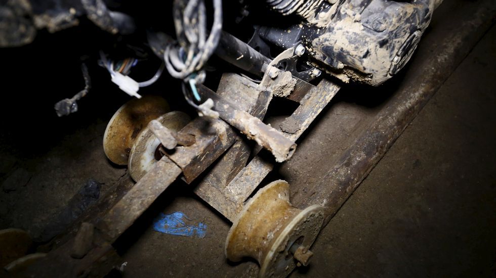 La motocicleta estaba adaptada a unos raíles colocados en el túnel.