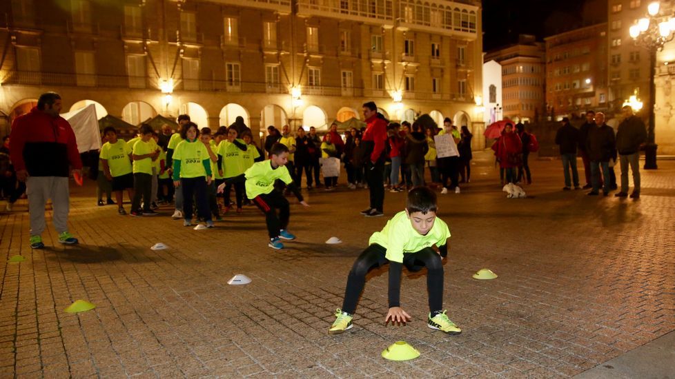 Niños del equipo de fútbol EIRIS entrenando en la plaza de María Pita para protestar por la falta de luz en su campo