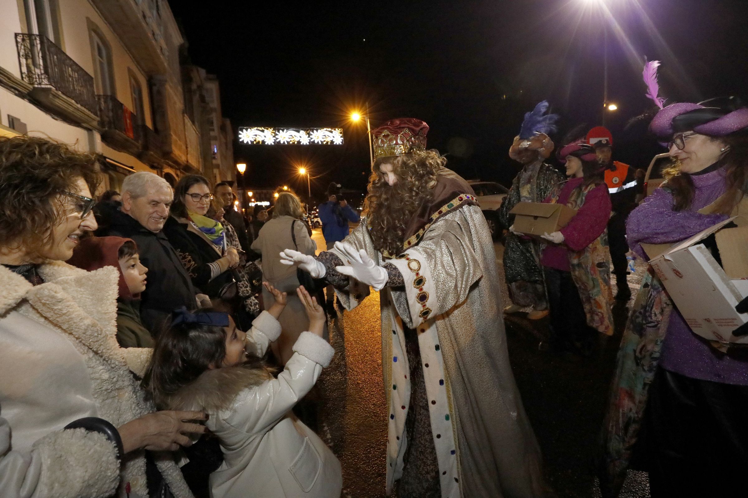 Momento no que as s�as mexestades os Reis Magos de Oriente chegan a Viveiro a pesar do forte temporal. 05/01/2025