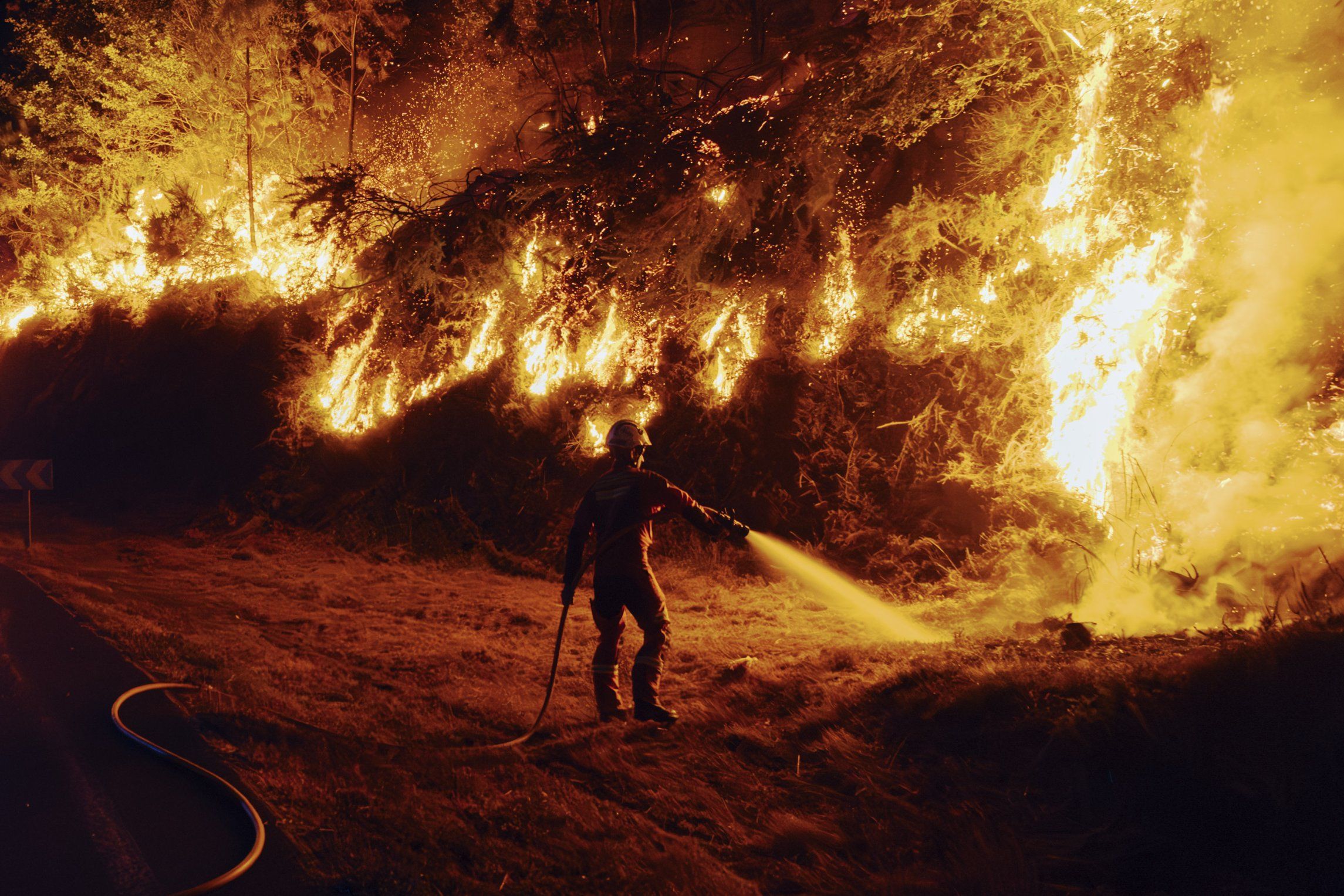Un brigadista traballando no incendio de Outomuro, Cartelle. 11/08/2025