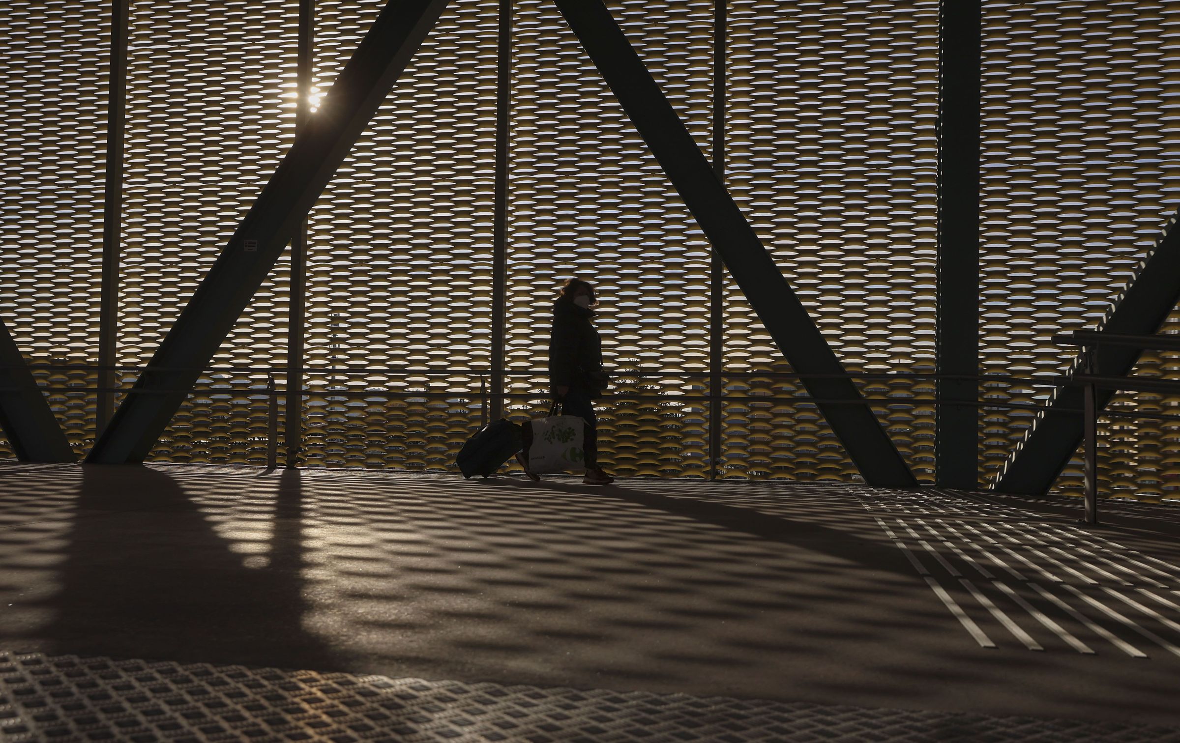 Pasaxeira na pasarela da Estacin Intermodal de Santiago. 12/12/2021