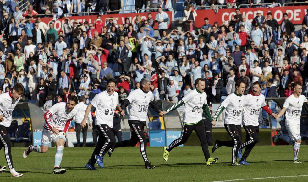 Eduardo Berizzo celebró con sus colaboradores y la plantilla el éxito de devolver al Celta a Europa diez años después. El Toto considera que su equipo se merece acabar en el quinto lugar.