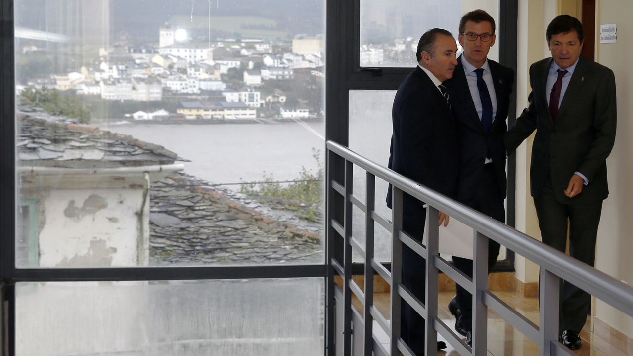 Javier Fernández, Alberto Núñez Feijóo y Pablo Junceda, con Castropol al fondo.Javier Fernández, Alberto Núñez Feijóo y Pablo Junceda, con Castropol al fondo 