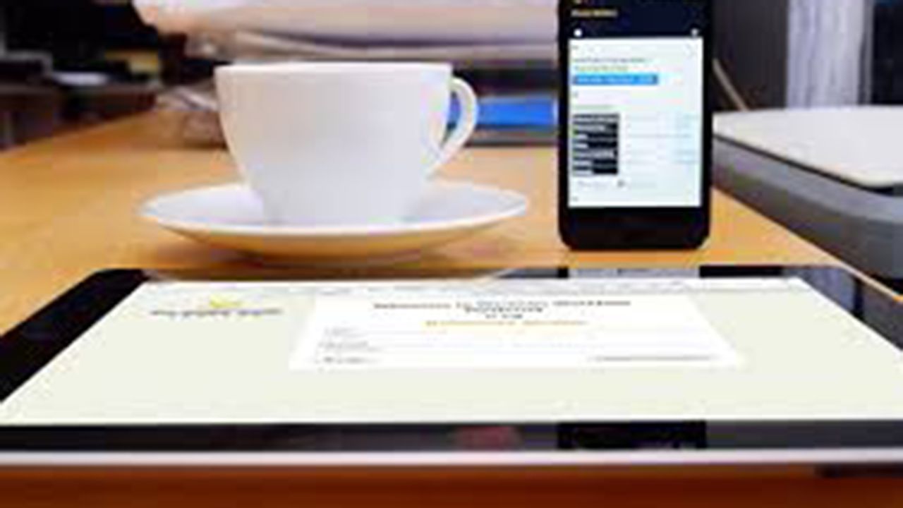 Varios dispositivos electr�nicos sobre la mesa