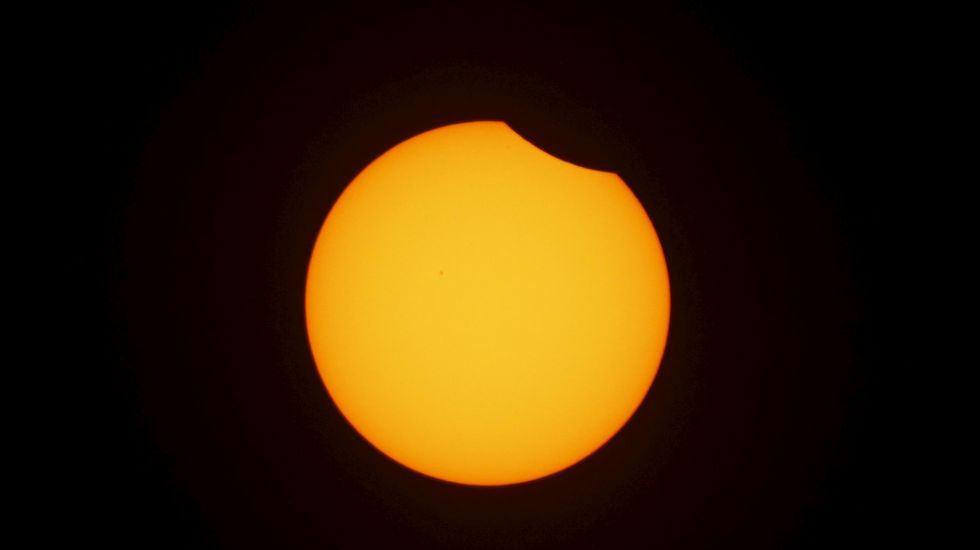 Imagen del eclipse desde una playa de Indonesia.