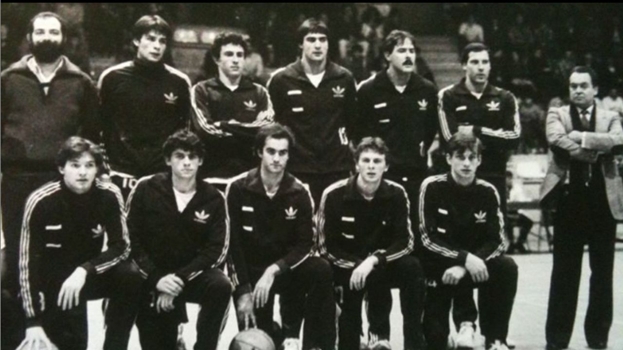 Aficionados obradoirista en Mataro en el que el Obra logro la victoria (86-89) en los últimos minutos.