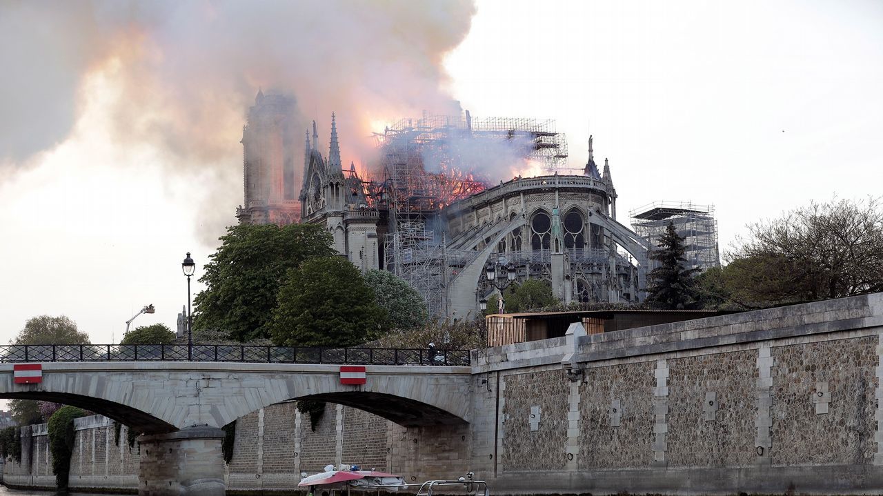 Unos bomberos dentro de la Catedral de Notre Dame
