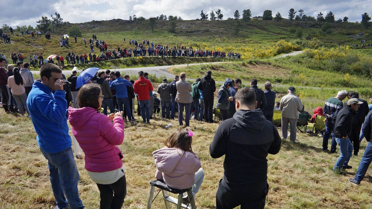A todo gas en el pueblo de Barroso.La curva del Cruceiro fue un buen escenario para disfrutar del Rali de Ourense
