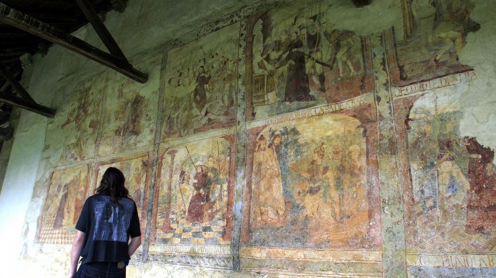 La iglesia de Baamorto, en Monforte, conserva un poco común conjunto de murales pintados en el exterior