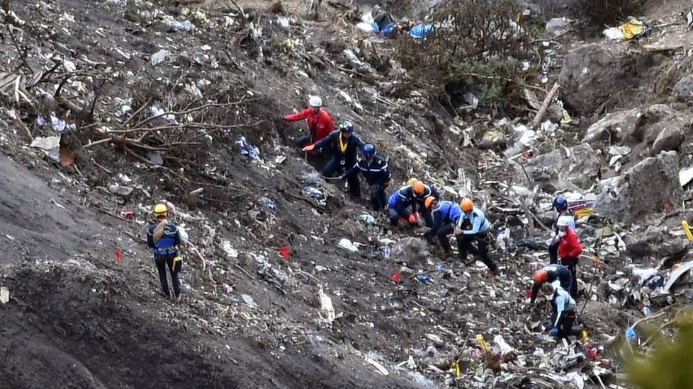 Un helicóptero transporta a un miembro del operativo a la zona del impacto.