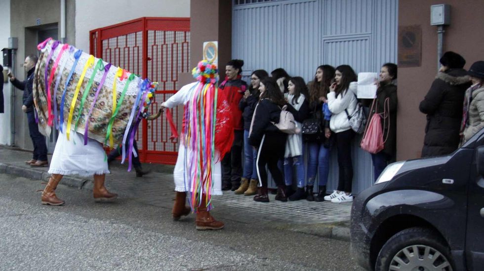 Mascarada ibérica.Cerca de 40 grupos y 800 personas participaron en la mascarada ibérica de Viana do Bolo