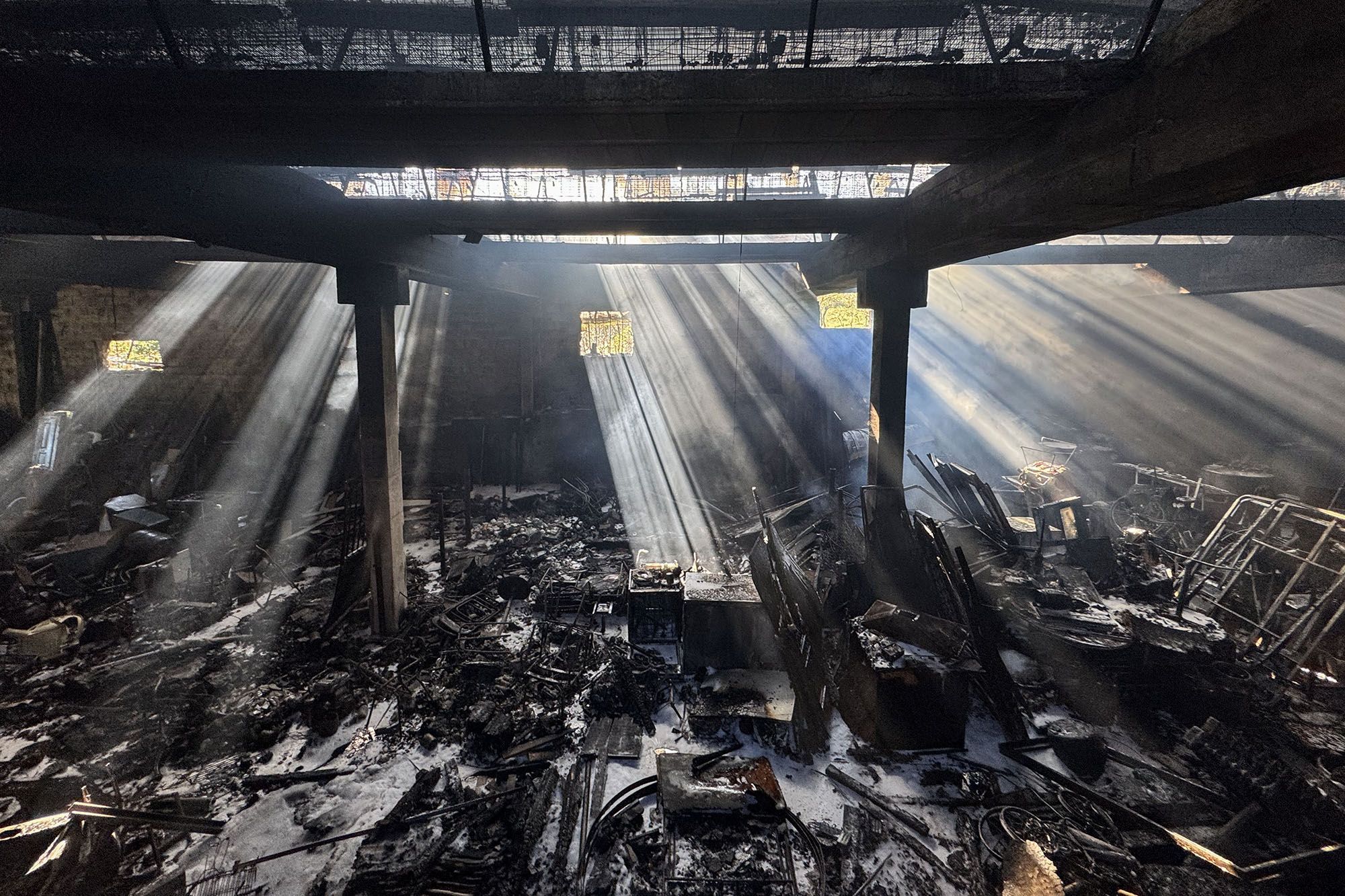 Restos de unha granxa incendiada en Sobrado do Bispo. Barbads. 11/11/2024