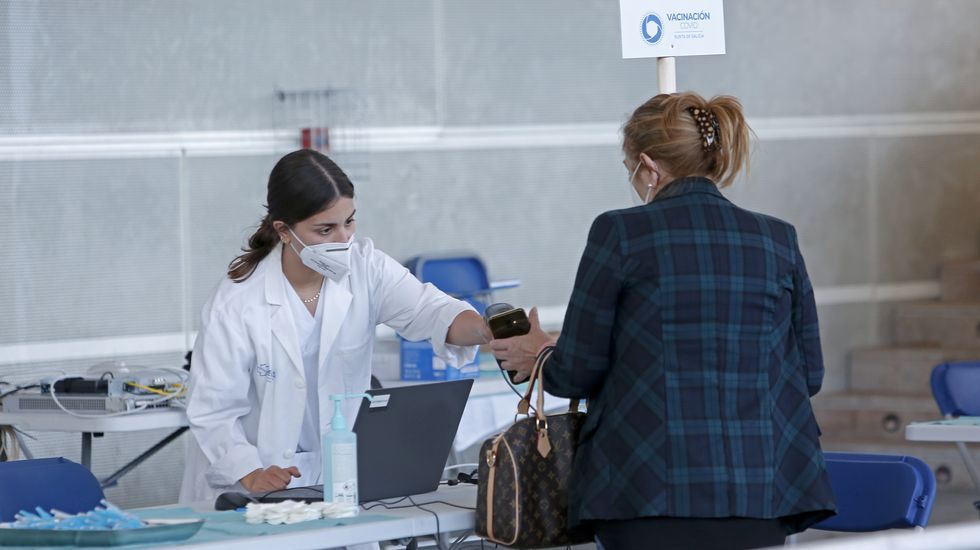 Vacunación masiva contra el Covid-19 con AstraZeneca para personas entre 60 y 65 años en el recinto ferial de Pontevedra