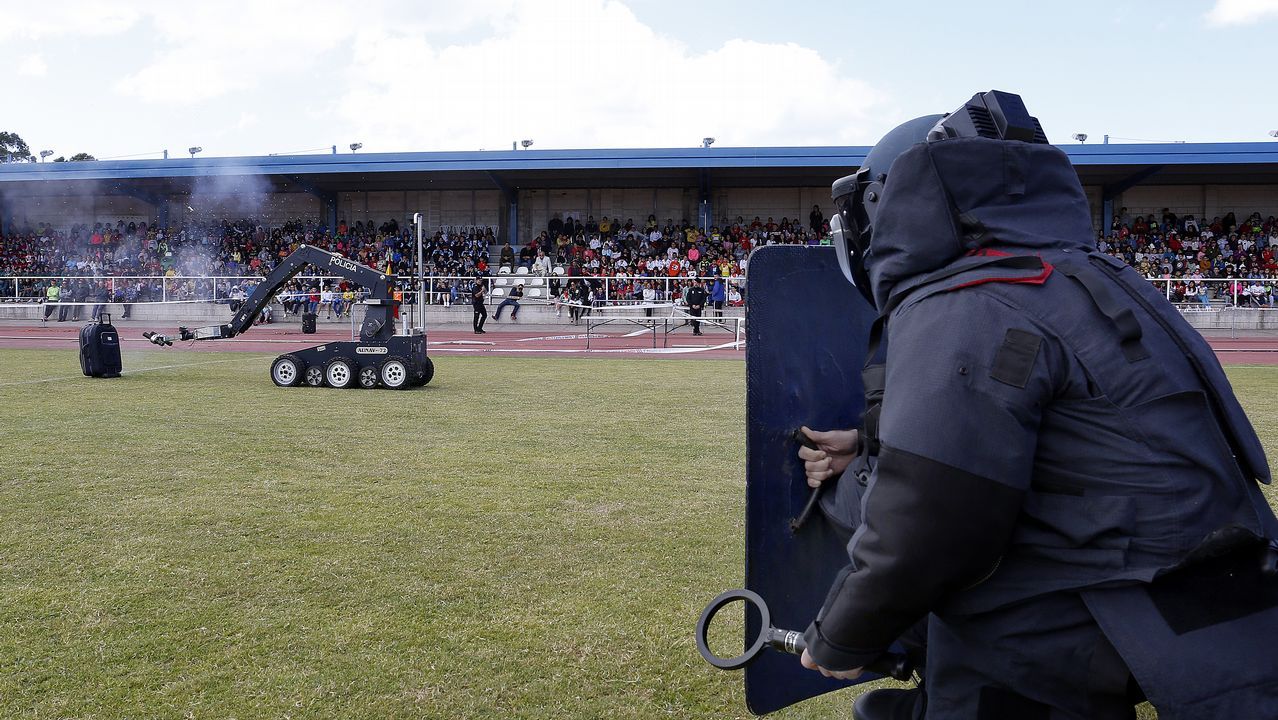 Exhibicion de la Policía Nacional para los escolares de Ribeira con helicoptero, caballería, perros de rastreo