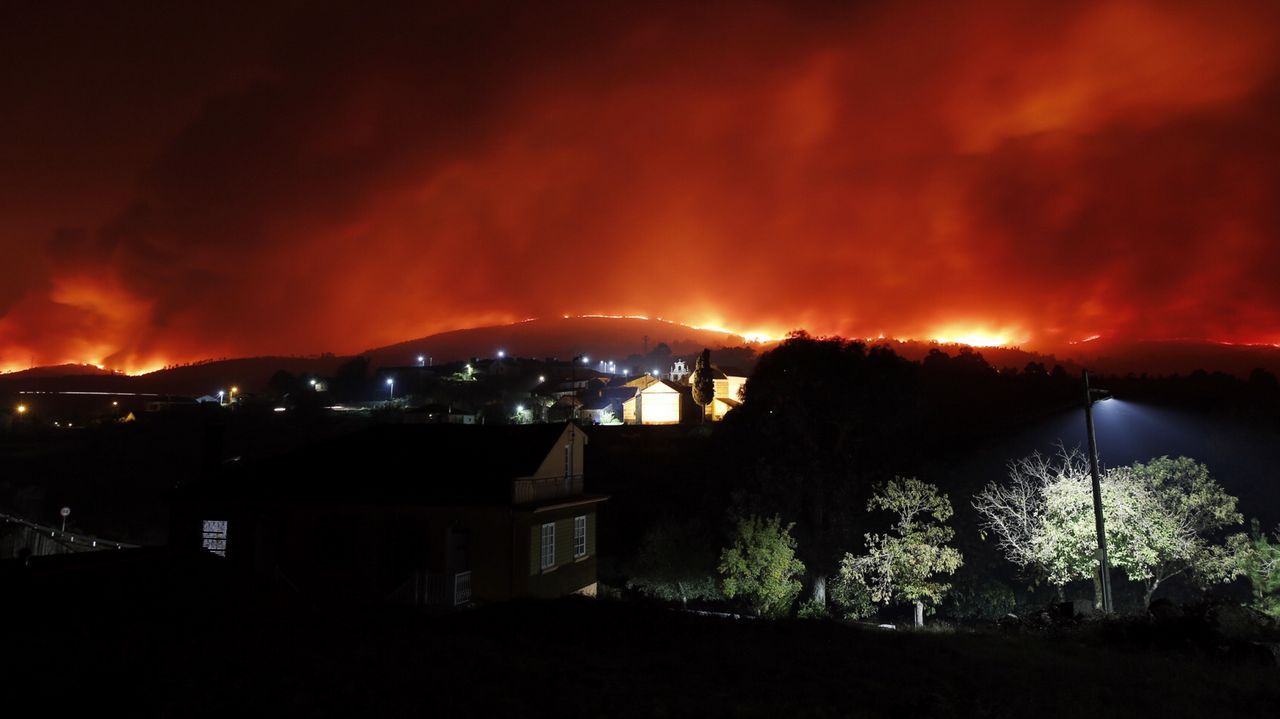 Incendio forestal en el campo de fútbol de Quins, en el concello de Melón