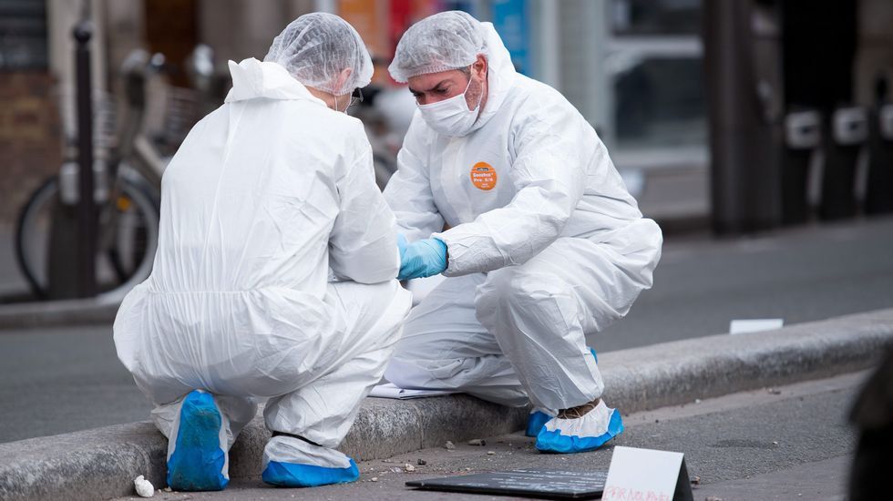 Abrigos abandonados en la calle al lado del Comptoir Voltaire cafe