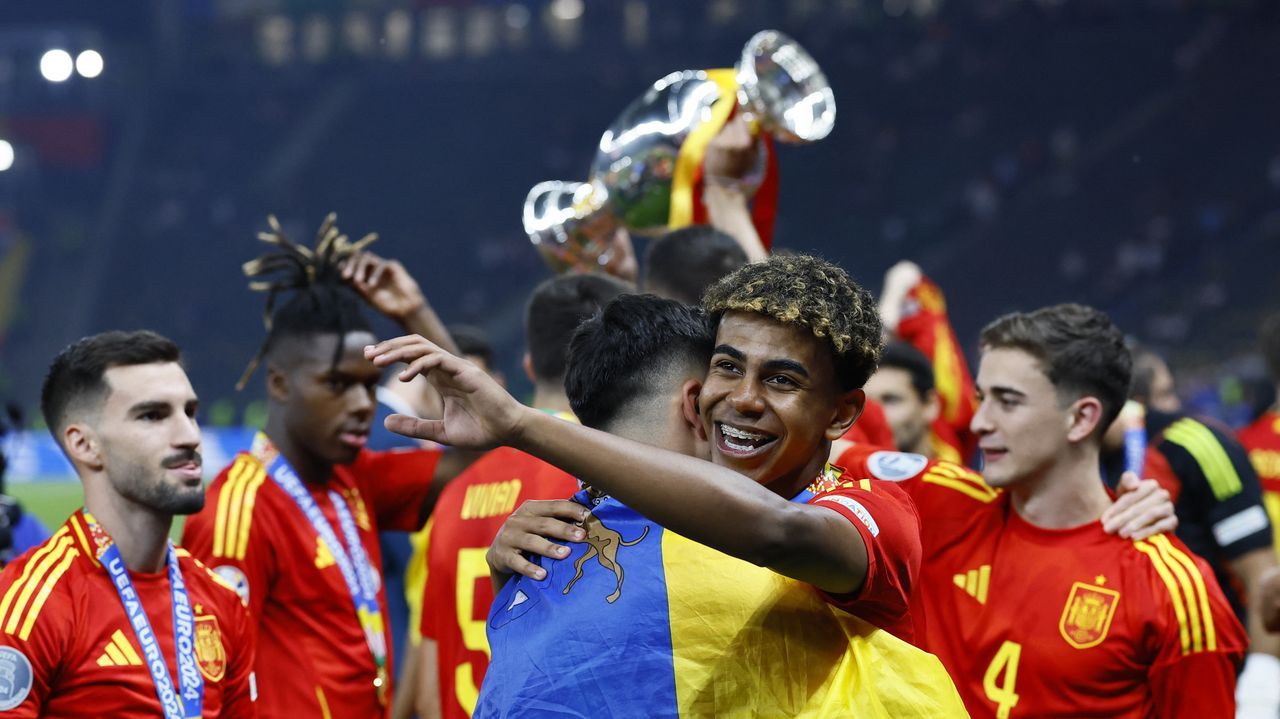 Espa�a se proclam� campeona de la Eurocopa 2024 en Alemania. En la imagen, el gallego Joselu levanta el t�tulo. 15/07/2024