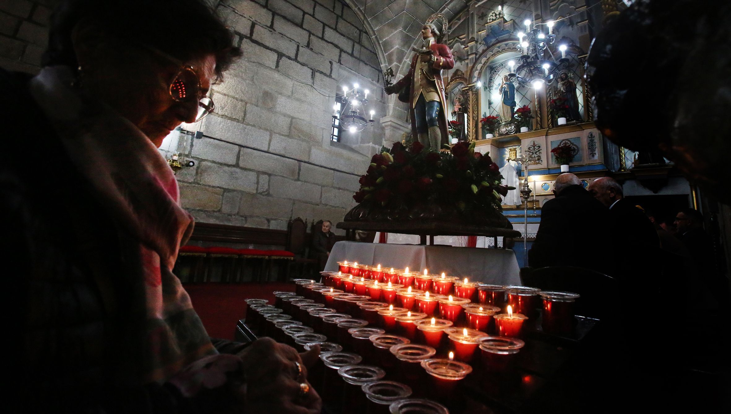Unha freguesa fai unha ofrenda a San Xuli�n, patr�n da Illa de Arousa. 07/01/2025