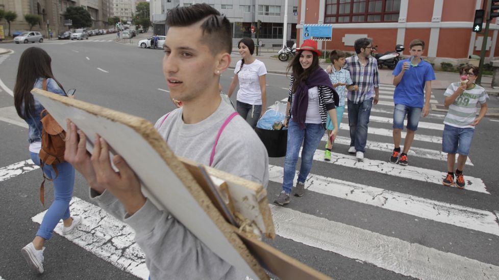 Traslado de madera a la playa del Orzán