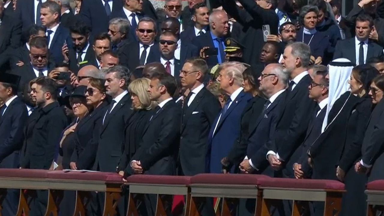 Donald y Melania Trump durante el funeral del papa Francisco