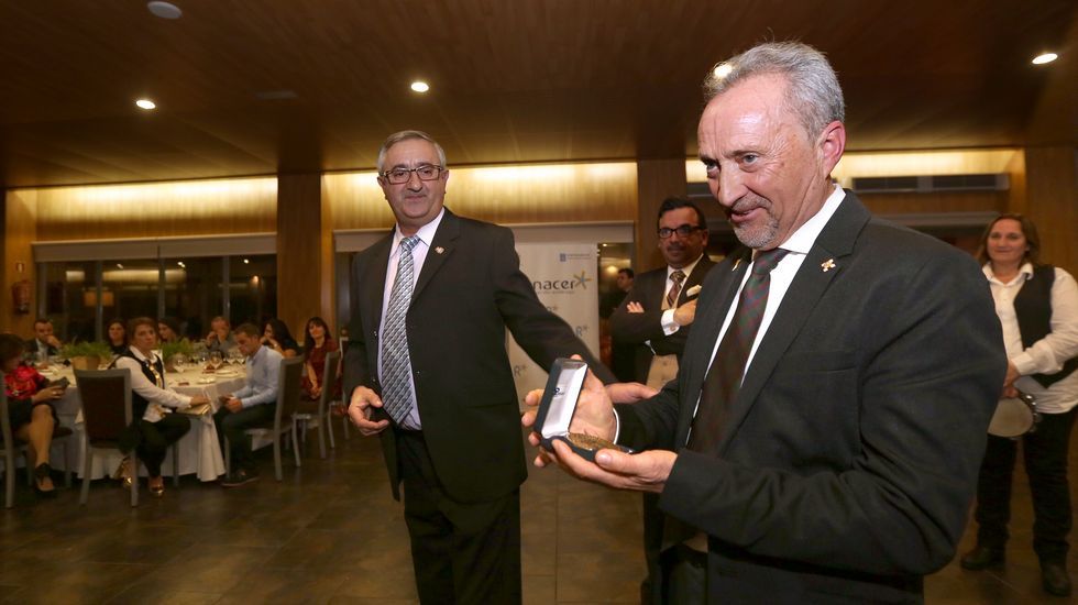 Homenaje al inspector jefe José Antonio Rilo en la cena benéfica de Renacer