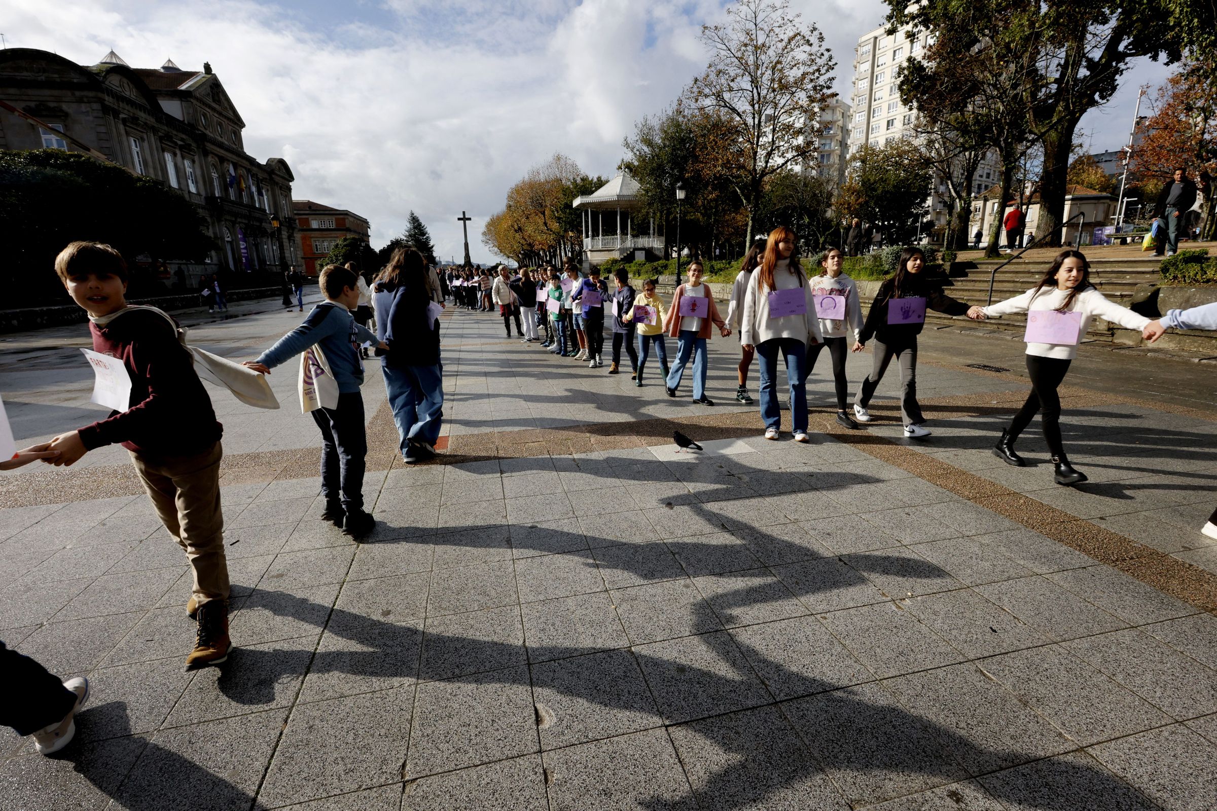 Cadea humana de alumnos dos institutos Valle Incln e Snchez Cantn de Pontevedra, con motivo dos actos do 25N. 25/11/2024
