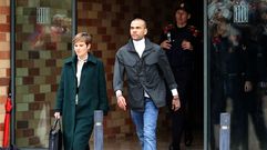Alves sale de la cárcel tras pagar un millón de euros de fianza