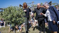 El arzobispo de Santiago, monseñor Francisco José Prieto, planta un olivo en el colegio La Milagrosa de Oleiros