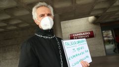 Paciente oncológico se encadena en el CHUS para reclamar una prueba médica