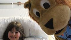 La visita de los jugadores del Breog&aacute;n a la planta de pediatr&iacute;a del Hula, en im&aacute;genes