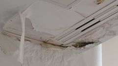 Humedades en las paredes del box de urgencias del hospital de Barbanza