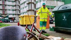Acumulaci&oacute;n de enseres en las calles del barrio de Caranza, en Ferrol